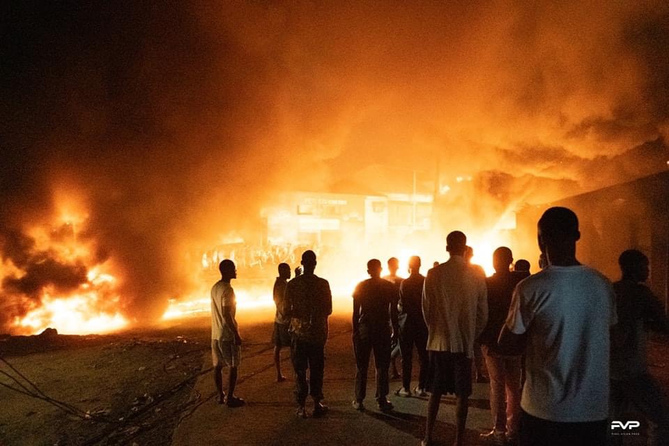 Tragédie à Kinshasa : Un incendie dévastateur cause la mort de 3 personnes, des blessés et la destruction de 10 parcelles au rond-point Ngaba