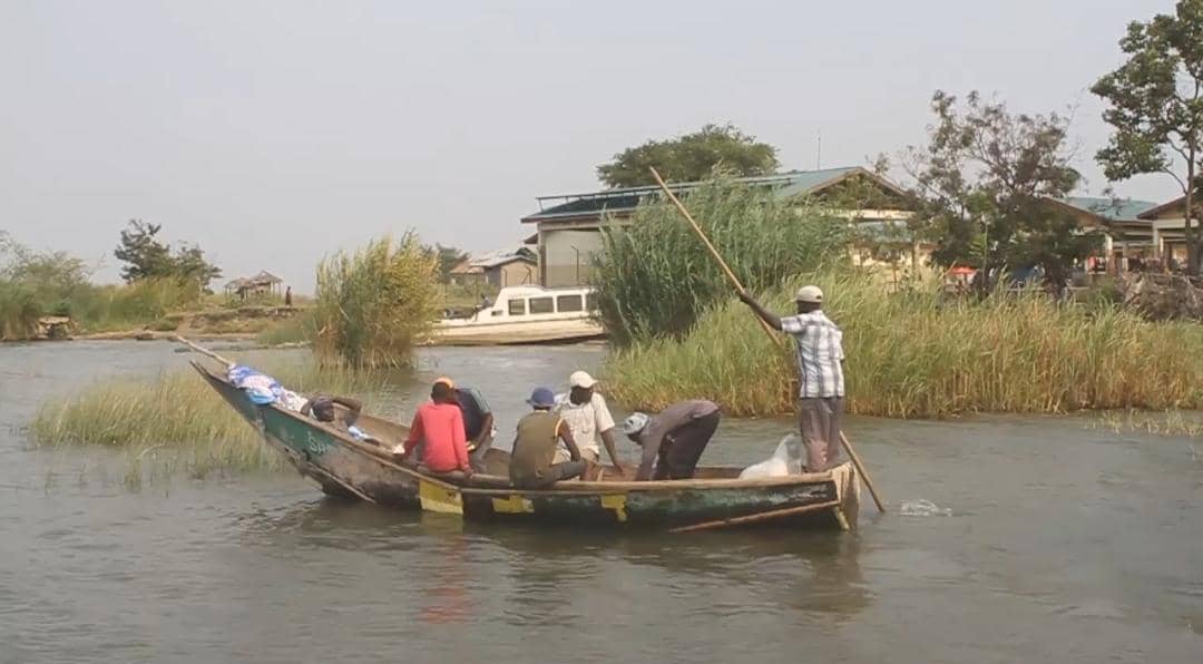 Exploration du lac poissonneux Édouard de Vitshumbi : Plongée dans la vie des pêcheurs et des habitants des rives (Reportage)