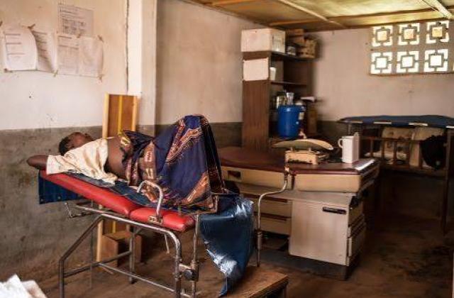 Kinshasa : le Ministère des Droits Humains dénonce un traitement inhumain infligé à une femme en accouchement