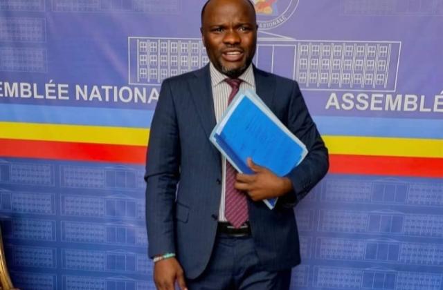 Kinshasa : le député Saidi Balikwisha dépose son rapport au bureau de l’Assemblée Nationale après les vacances parlementaires
