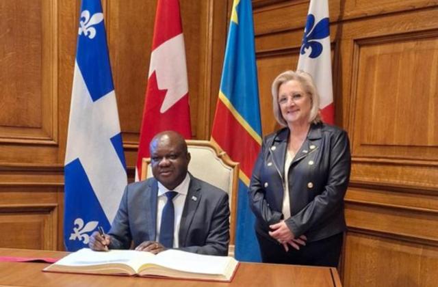RDC – Canada : Crispin Mbadu signe dans le Livre d’Or de la Ville de Montréal