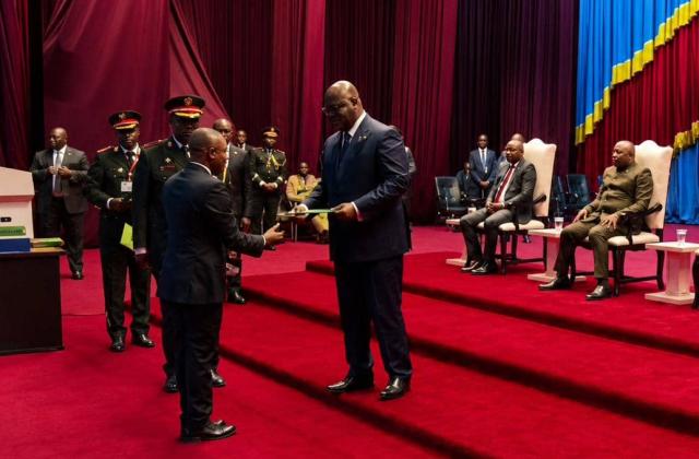 CHESD : le député national Carly Nzanzu Kasivita décroche la « Grande Distinction » avec 81 % et reçoit son diplôme des mains du Président Félix Tshisekedi