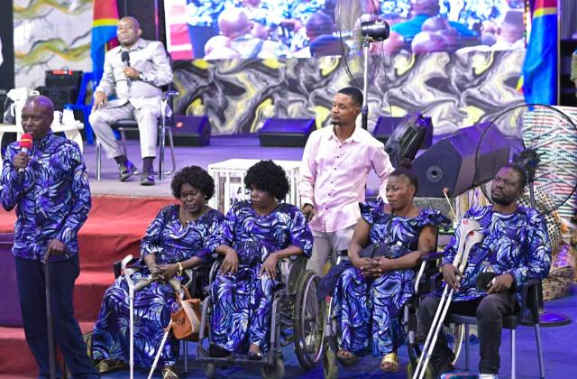Kinshasa : venues offrir une vache au prophète Jules Mulindwa, des femmes vivant avec handicap repartent avec 10 millions de FC