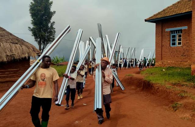 Chefferie des Bashu : Saidi Balikwisha dote l’EP Mutendero de tôles pour achever la couverture de ses bâtiments