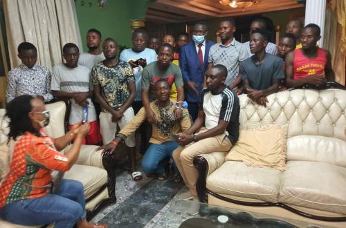 <p>Le Ministre Julien Paluku lors de son passage au campement des joueurs de Lubero Sport </p>
