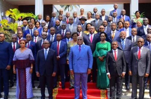 <p>Les ministres du gouvernement Sama Lukonde 1 posant aux côtés du Président Tshisekedi.</p>
