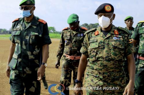 <p>Les représentants des armées congolaise et ougandaise en Juin dernier à Beni, après une rencontre. © CongoRassure </p>
