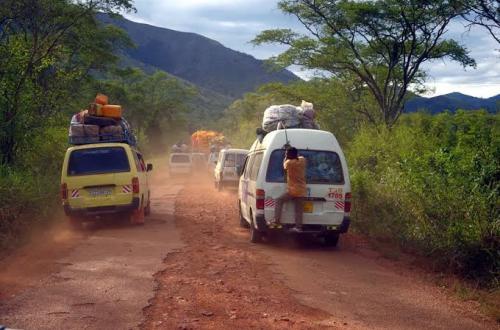<p>Des véhicules sur la route Butembo-Goma. ©Yvan Godefroy. </p>
