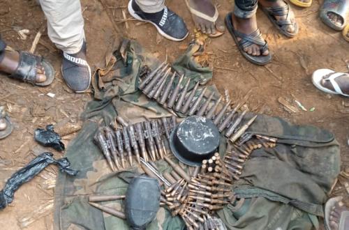 <p>Les effets militaires des miliciens tués par la population à Butembo. </p>
