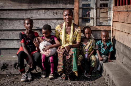 <p>Une famille des déplacés réunis grâce au CICR. ©Guerschom Ndebo</p>
