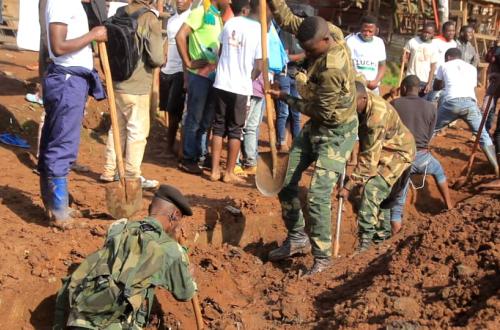 <p>Des militaires FARDC et des militants de la LUCHA effectuent des travaux communautaires à Butembo</p>
