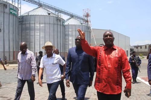 <p>Accompagné de Carly Nzanzu, Julien Paluku a visité ce jeudi l’usine en construction MONT-GABAON pour encourager le responsable</p>
