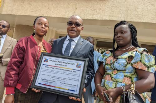 Sud-Kivu : les jeunes entrepreneurs décernent un diplôme de mérite au Gouverneur Théo Ngwabije 