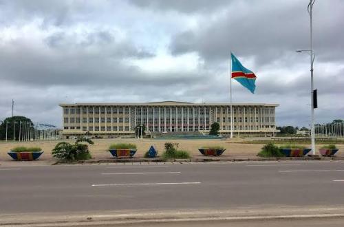 Kinshasa : Un assistant parlementaire activement recherché pour le détournement présumé des émoluments de son député