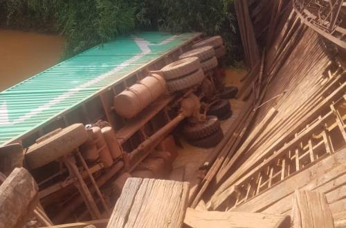 Mambasa : N'ayant pas supporté le poids d'un camion lourd, le pont Ituri vient de céder