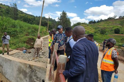 Sud-kivu: Le Gouverneur Théo Ngwabidje a visité différents chantiers routiers à Bukavu