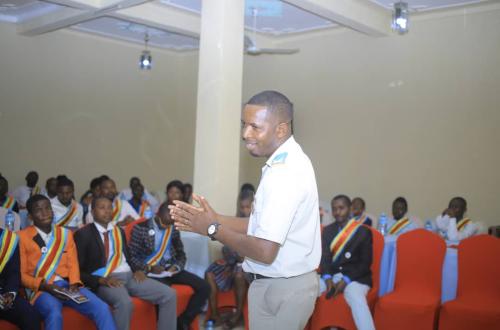 Béni : Campagne « Stop aux manipulations » ; le capitaine Antonny Mwalushayi appelle les jeunes à une bonne utilisation des réseaux sociaux
