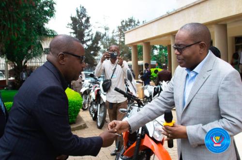 Sud-Kivu : Le Gouverneur Théo Ngwabidje Kasi remet 37 motos Honda aux sous-Proved de sa Juridiction