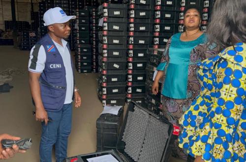 Kisangani : Paul Muhindo visite de l'entrepôt de la CENI