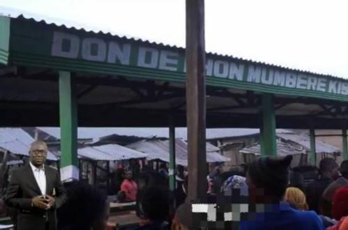 Beni : Les mamans du petit marché de Mayangose dotées d'un abri par Jonas Kasimba pour faire face aux intempéries