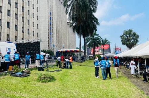Retraite de plus de 1 200 cadres de l'ONATRA : Le Président Tshisekedi remet des chèques symboliques lors d'une cérémonie émouvante