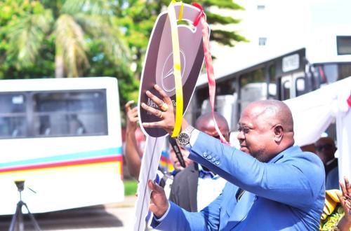 Renforcement de la flotte de TRANSCO avec l’acquisition de 21 bus : Le DG Mbere rend hommage au président Tshisekedi