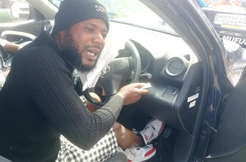 Goma : Josué Mufula offre une voiture au comedien Roi Djadja pour son professionnalisme