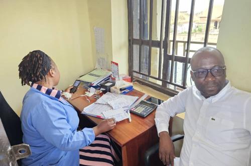 Malgré la fin des élections, Jonas Kasimba continue à poser des actions sociales : Plusieurs femmes ayant accouché au centre hospitalier Sifa voient leurs factures honorées