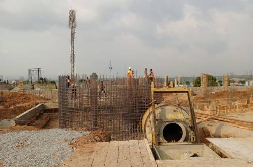Bunia : le gouverneur militaire inspecte les travaux de construction des routes et de l'aéroport
