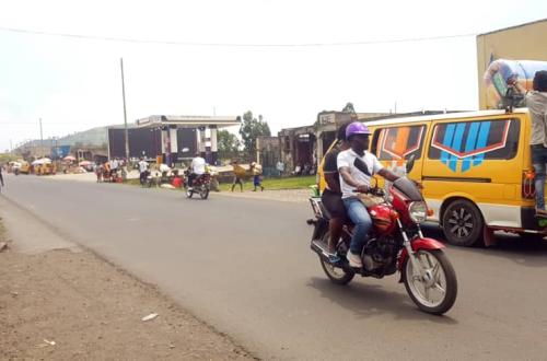 Nyiragongo : des motocyclistes déplacés craignent que certains jeunes rejoignent les groupes armés suite à la décision de l'administrateur du territoire