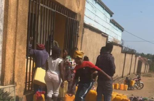 Pénurie d'eau potable à Beni : le jeune leader Katsuva Muyisa Bruno dessert une partie de la population de la commune de Mulekera en eau potable