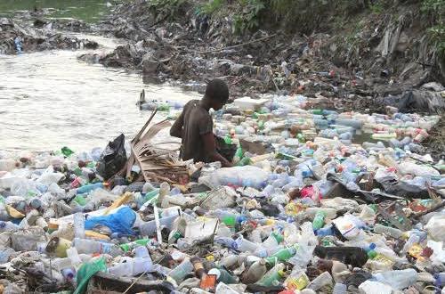 Goma : l'accumulation des déchets plastiques dans le lac Kivu, une menace grave sur l'écosystème