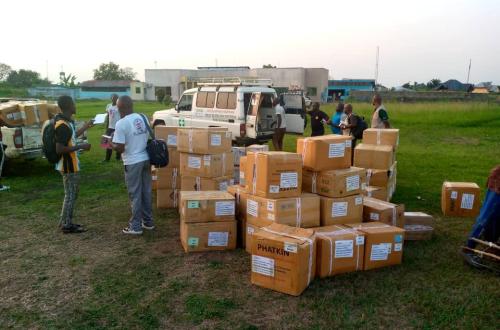 Le gouverneur de province du Maï-Ndombe réceptionne cinq tonnes de médicaments et de kits de PCI, don du gouvernement Central pour lutter contre le Mpox