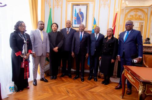 Accompagné de plusieurs députés nationaux dont Patrick Munyomo, Vital Kamerhe visite  l'ambassade de la RDC à paris
