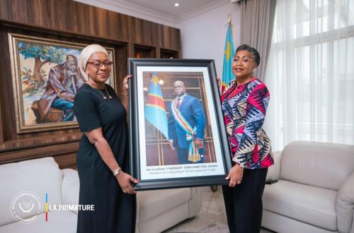 Judith Suminwa reçoit le nouveau portrait officiel du Chef de l'État