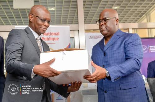 Félix Tshisekedi receptionne des équipements de laboratoire et de Kits de réactifs de la part d'Africa CDC