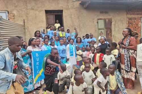 Les femmes du BUREC de Butembo au chevet aux enfants orphelins en vivres et non vivres