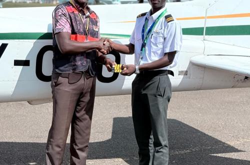 Key Bahati Arsène, 21 ans, fruit de l'école du cinquantenaire de Goma obtient sa licence de pilote professionnel au Kenya