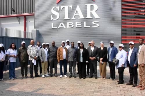Vicky Katumwa visite le projet Star Labels financé par le FPI pour produire les emballages primaires et secondaires