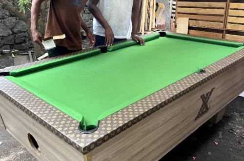 A Goma, deux jeunes menuisiers lancent la fabrication locale de tables de billard
