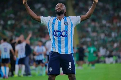 CAF : l’attaquant Congolais Fiston Mayele offre un nouveau trophée à son club