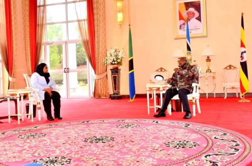 Ouganda : Yoweri Museveni félicite Samia Suluhu Hassan pour sa réélection en Tanzanie