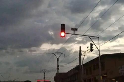Beni : le premier feu de signalisation marque une nouvelle ère pour la circulation urbaine