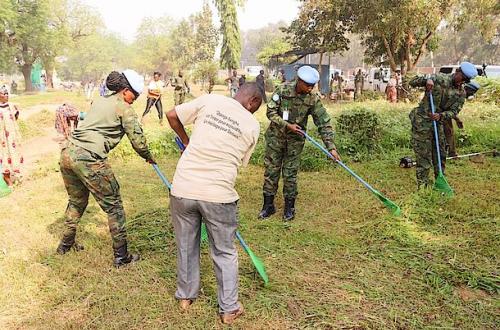 Les Casques Bleus Rwandais effectuent un travail communautaire à Bangui