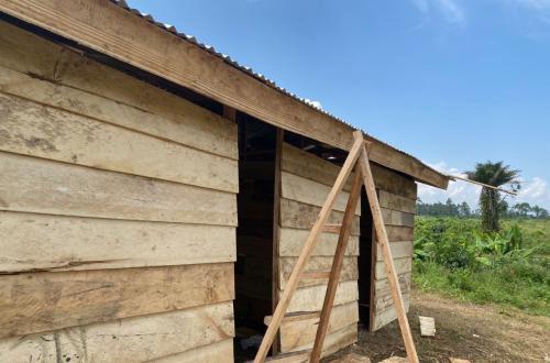 Beni : le notable Jean-Paul Waitswalo honore sa promesse en érigeant des premiers logements pour les veuves de militaires