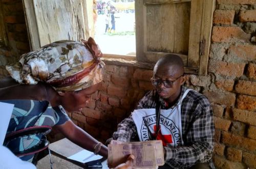 Sud-Kivu : le CICR et la Croix-Rouge RDC assistent en cash plus de 7.600 ménages déplacés et familles d’accueil de Bunyakiri
