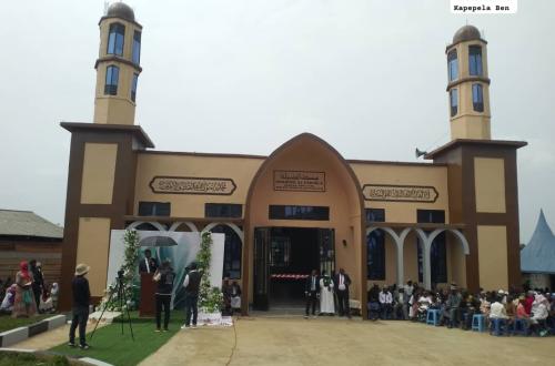 Nord-Kivu : le sénateur Papy Machozi inaugure une mosquée construite sur fonds propres en hommage à sa mère à Beni musulmane