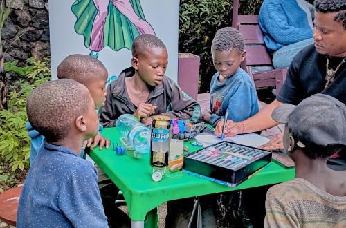Goma : des enfants laissés pour compte, deviennent de « Super-Héros » grâce à un laboratoire de créativité d’emplois de « l'Académie Kivu Art »
