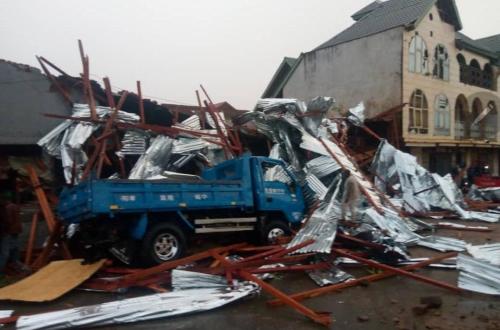 Nord-Kivu : vents violents à Beni, l’école Mbene endommagée et la circulation perturbée