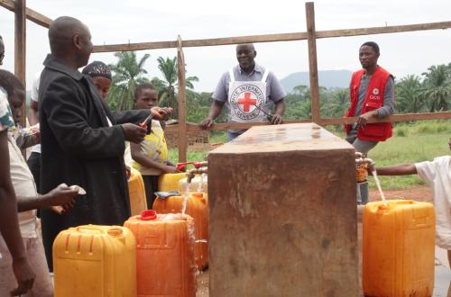 Ituri : à Walu, le CICR renforce l’approvisionnement en eau potable face à l’afflux des déplacés